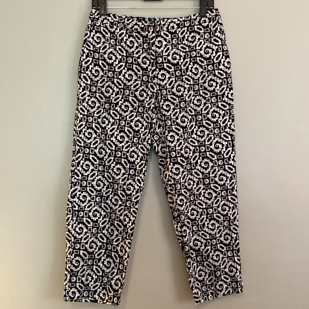 EUC (like new) black and white Ruby Road capri pants size 8